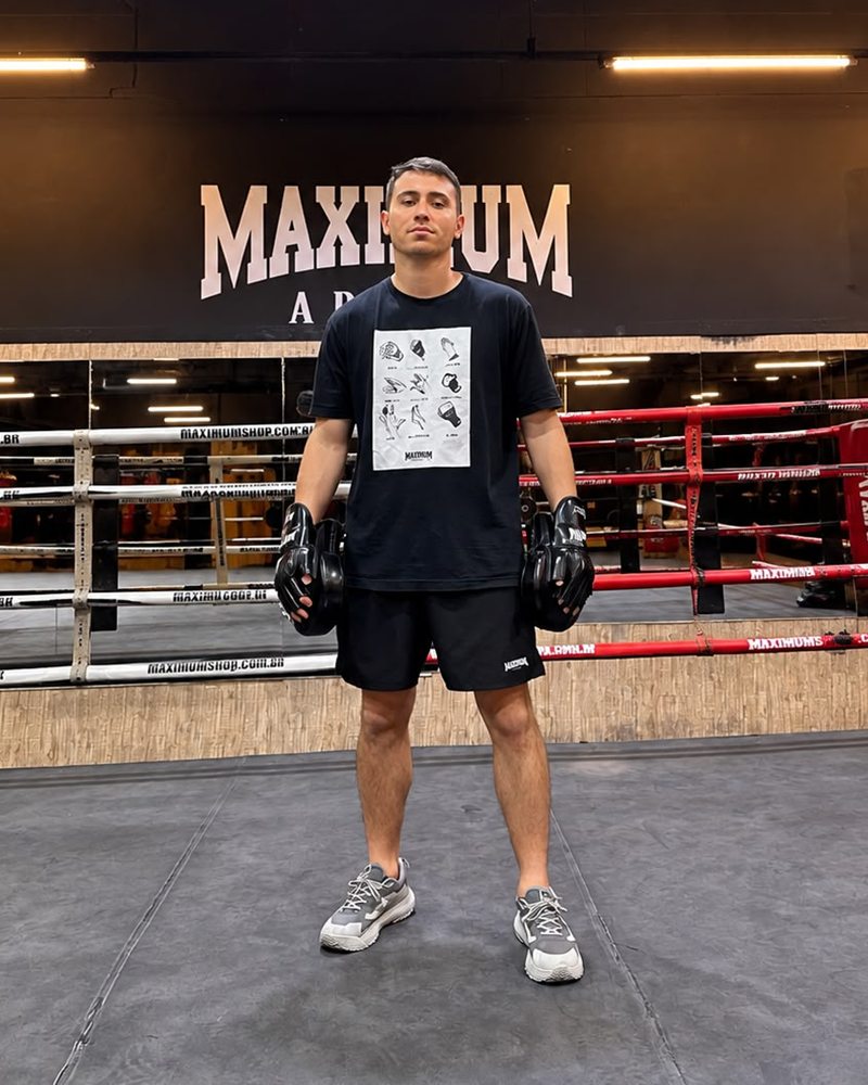 José Lemos, instrutor de boxe, de manopla no ringue